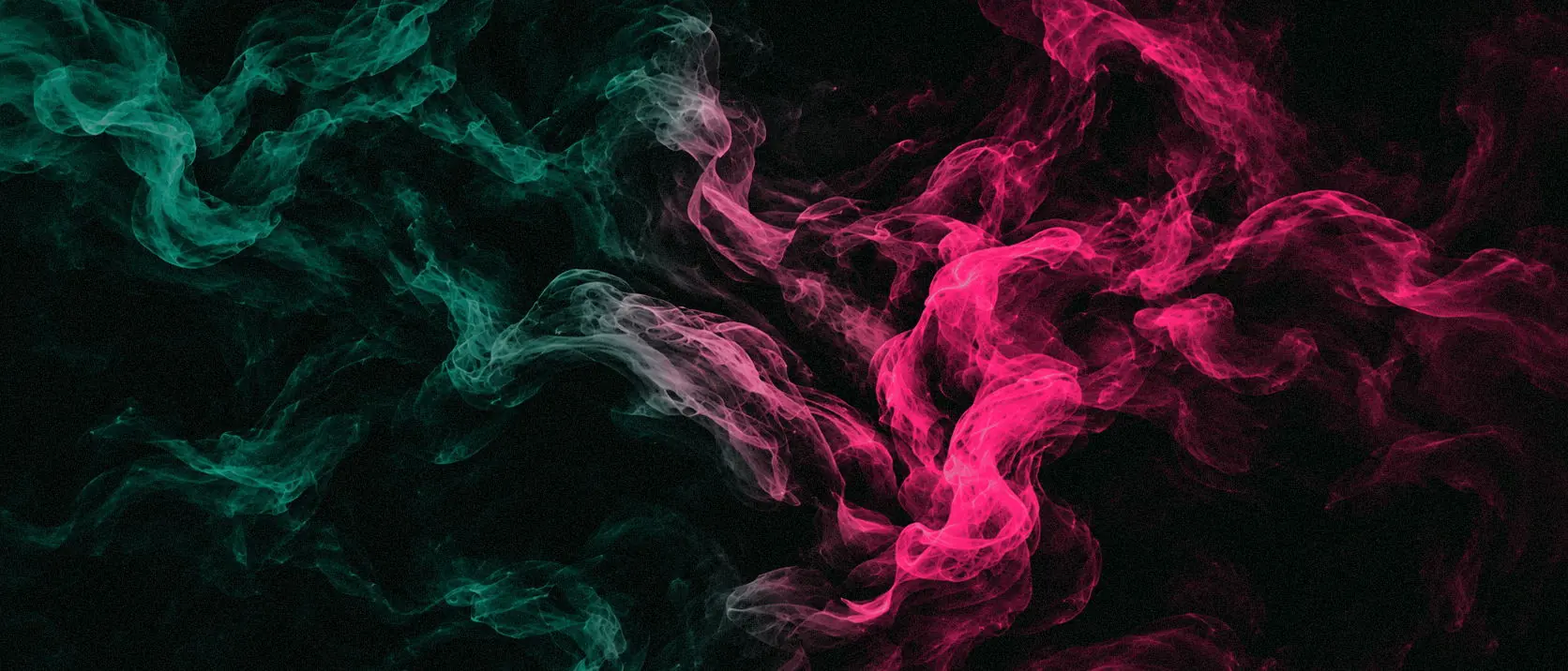 Fumaça verde de um lado e magenta do outro, se dissolvendo no preto.