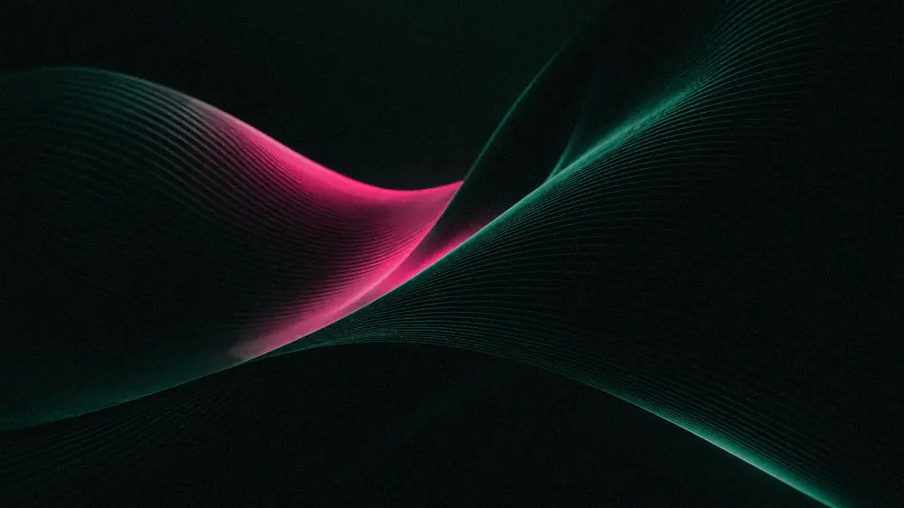Feixes finos de linhas desenhando duas ondas que se cruzam, uma magenta e outra verde, sobre fundo preto.
