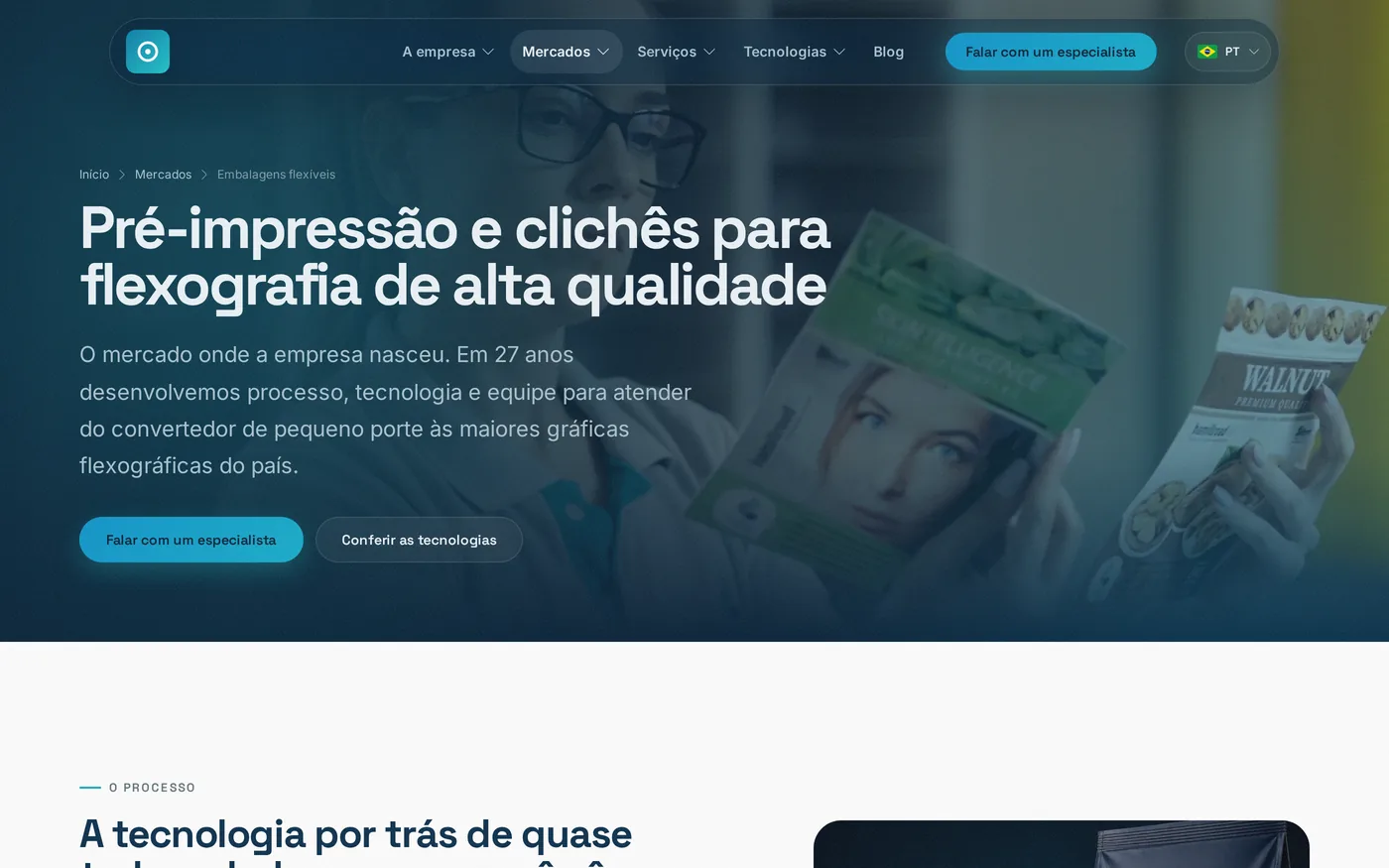 Página do mercado de embalagens flexíveis, com a manchete sobre pré-impressão e clichês para flexografia de alta qualidade.