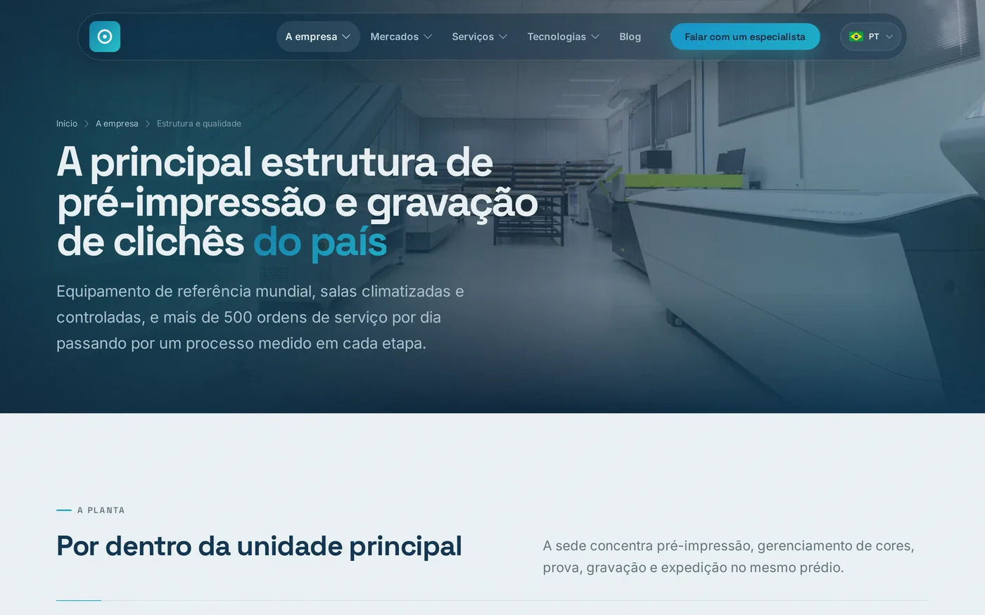 Página de estrutura e qualidade, com a foto da área de produção e a manchete sobre a principal estrutura de pré-impressão do país.